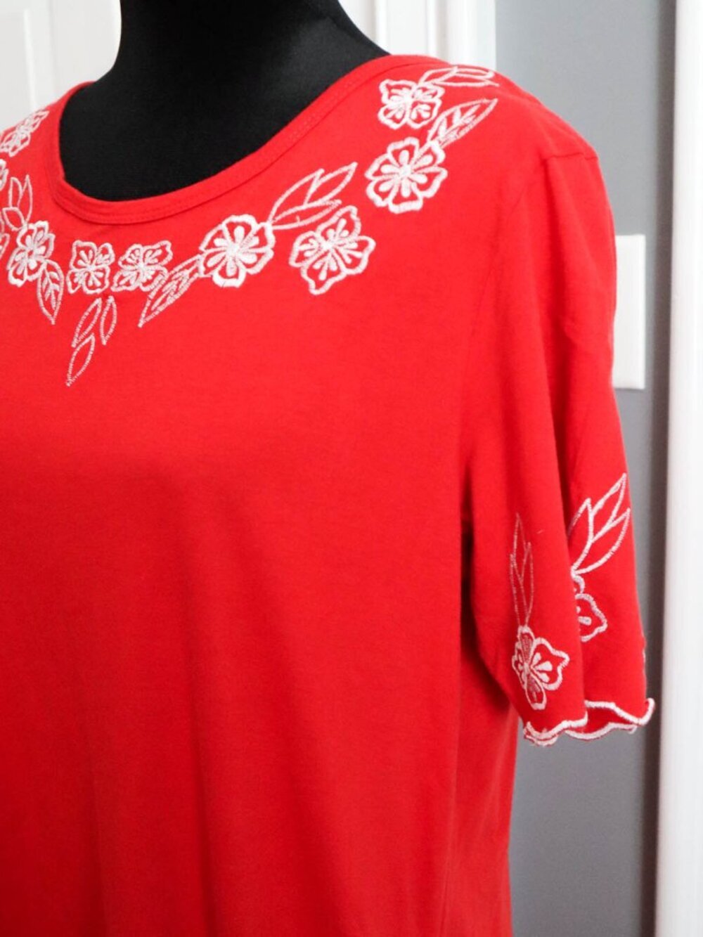 La Cera Dress Cotton Red & Embroidered Floral Design Sz M Pockets Resortwear - Picture 4 of 8